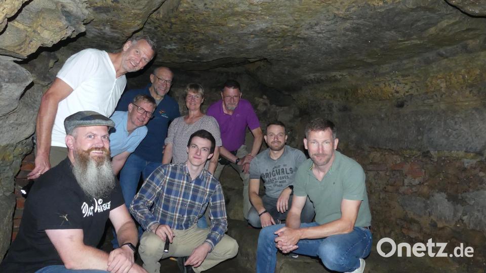 Mit den "Reiseführern" (stehend von links: Thomas Riedl, Karl Lorenz) Zahlreiche Interessierte erkunden die Felsenkeller. Bild: rn