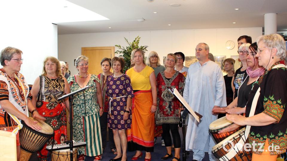 Afrikanische Takte brachten die Trommlerinnen und der Chor Cababana zur Vernissage mit. Bild: Dagmar Williamson