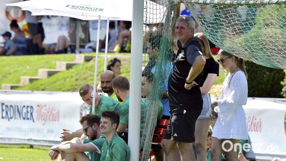 Josef Fleischmann (dunkles Trikot), Trainer des 1. FC Rieden. Bild: Hubert Ziegler