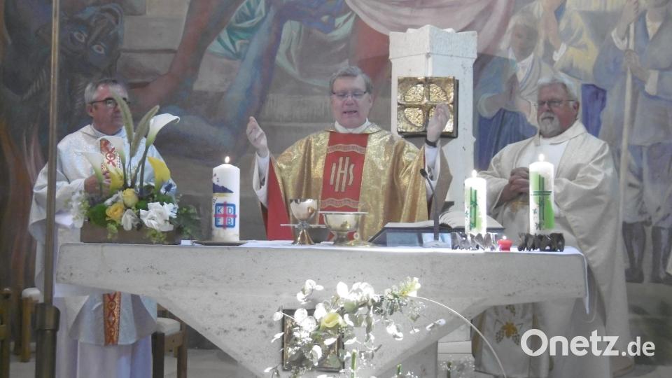 Von links: Pater Slawomir, Regionaldekan Manfred Strigl, Pfarrer Arnold Pirner Bild: rgl