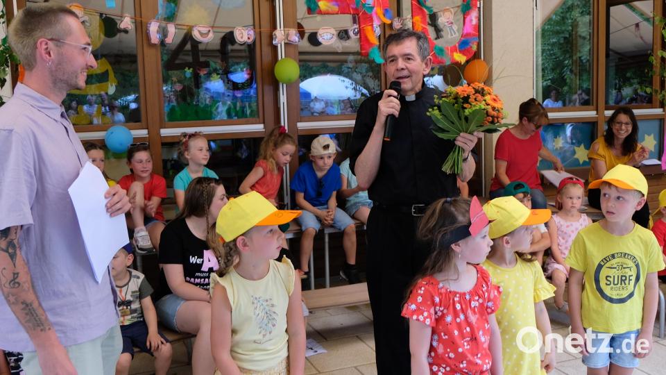 Viel Glück und viel Segen wünschten die Kinder und Leiter Sebastian Reil (links) Pfarrer Max Früchtl zu seinem 40-jährigen Priesterjubiläum. Bild: le