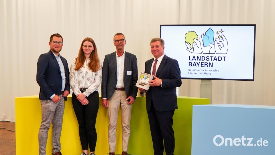 V.l.n.r.: Leiter Finanzverwaltung Christian Link, Verwaltungsangestellte im Bauamt Silke Gradl, Bürgermeister Peter Achatzi, Bauminister Christian Bernreiter . Bild: StMB_Winszczyk/exb