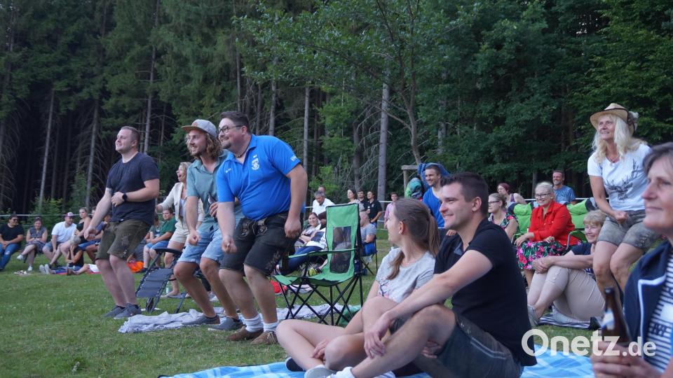 Spaß ist Trumpf im "Grünen Gut": Beim Bulldog-Ankurbeln ging es heiß her. Bild: wel