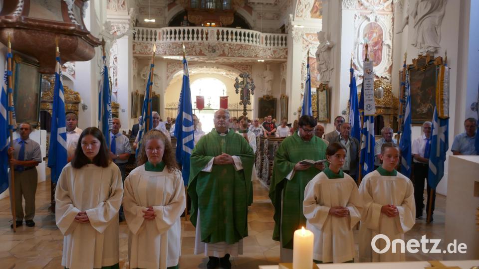 Zentralpräses Thomas Schmid neuer Bezirkspräses Pater Johannes Bosco mit Fahnenabordnungen aus den Pfarreien der Bezirke. Bild: Max Pravida/exb