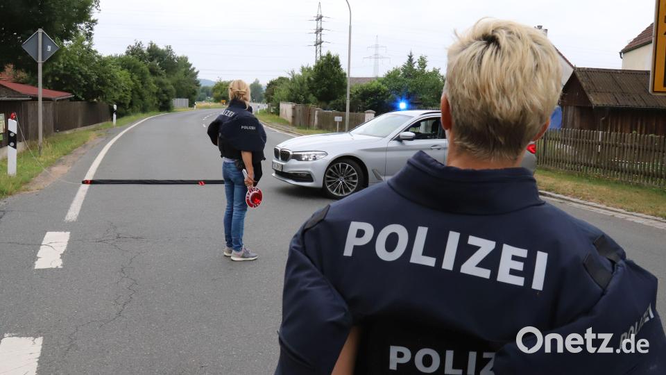 Rund um Wernberg läuft derzeit ein größerer Polizeieinsatz. Mehrere Täter haben einen Geldautomaten gesprengt und sind auf der Flucht. Die Fahndung läuft. Bild: za
