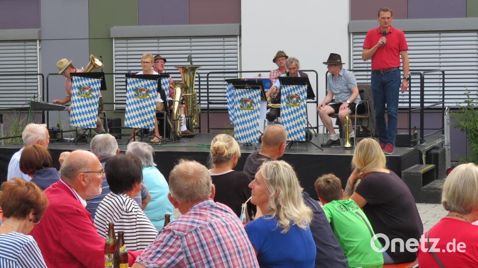 Mit zünftiger Blasmusik eröffneten die Straßenmusikanten die Serenaden in Altenstadt an der Waldnaab Bild: adj