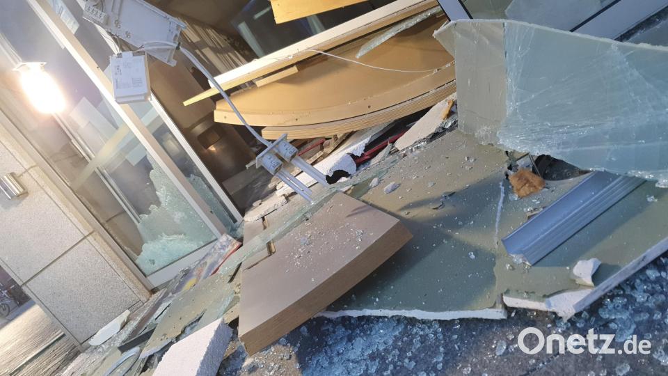 Der Vorraum der Bankfiliale ist durch die Explosion völlig zerstört. Bild: Kreisbrandinspektion Schwandorf/exb