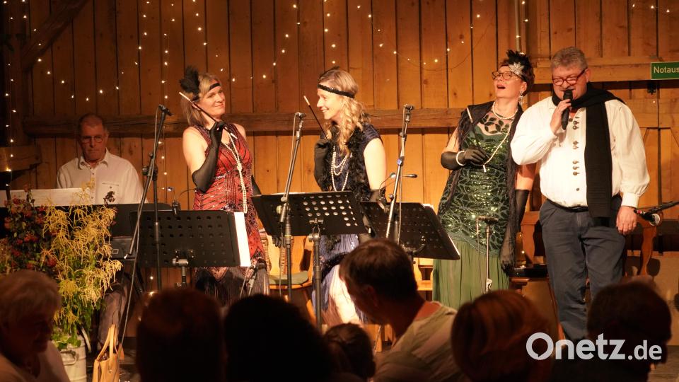 Die drei TriAngel-Damen zeigen zusammen mit Hans-Peter Reil (rechts) auch ihr komödiantisches Talent. Bild: fvo