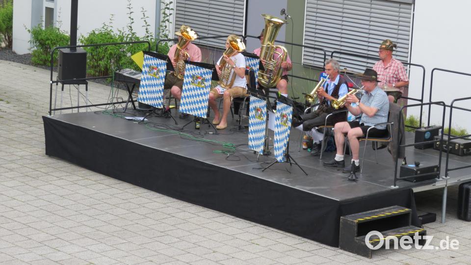Mit zünftiger Blasmusik eröffneten die Straßenmusikanten die Serenaden in Altenstadt an der Waldnaab Bild: adj