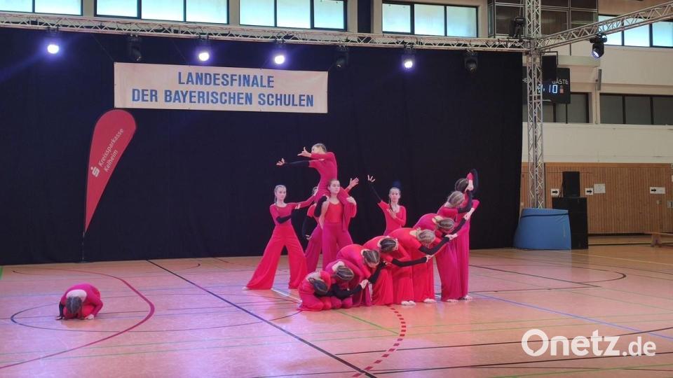 Im Landesfinale ertanzten sich die Mädchen des Elly-Heuss-Gymnasiums mit zwei Teams einen zweiten und einen dritten Platz. Bild: Anja Arnold /exb