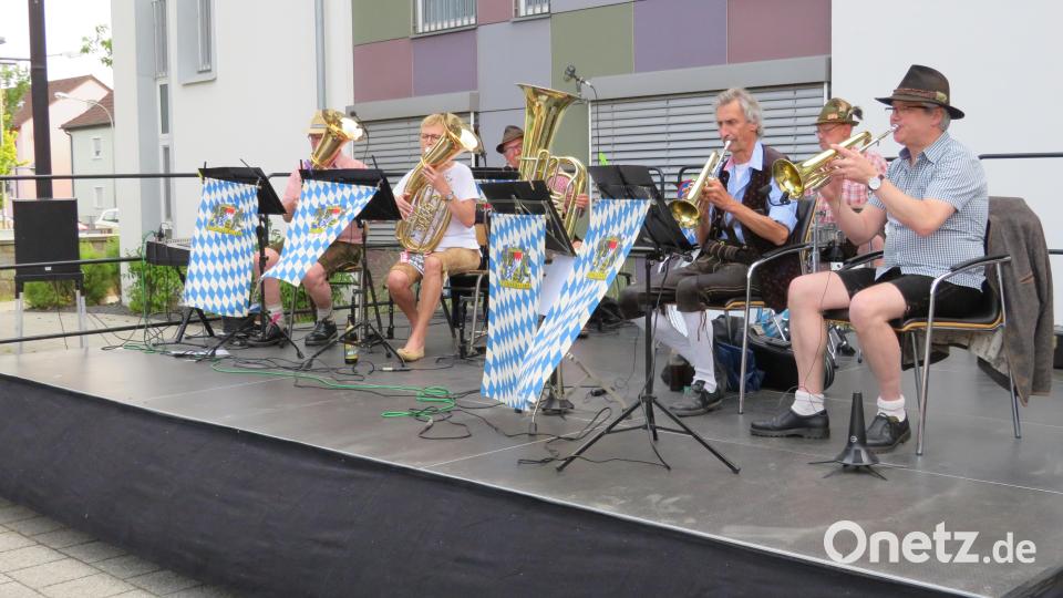 Mit zünftiger Blasmusik eröffneten die Straßenmusikanten die Serenaden in Altenstadt an der Waldnaab Bild: adj