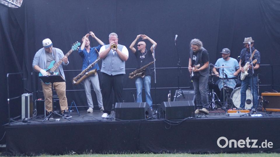 Ein Feuerwerk an Stimmung zündete die Steff- Keller-Bigband. Steff Keller (Dritter von rechts) riss das Publikum von Anfang an mit. Bild: wel