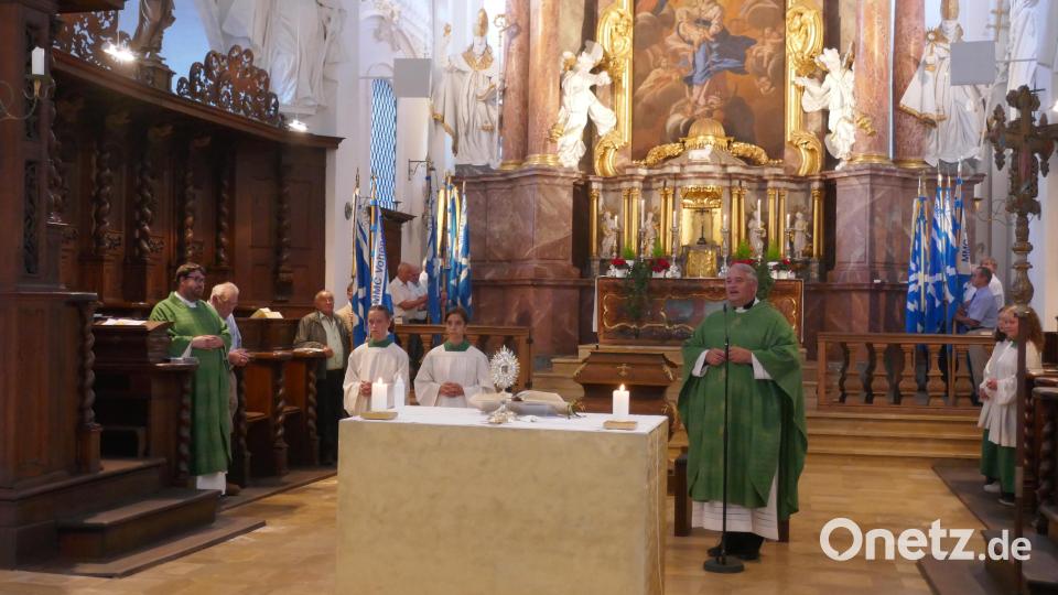 Zentralpräses Thomas Schmid bei der Einführung des neuen Bezirkspräses Pater Johannes Bosco. Bild: Max Pravida/exb