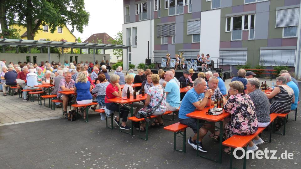 Mit zünftiger Blasmusik eröffneten die Straßenmusikanten die Serenaden in Altenstadt an der Waldnaab Bild: adj