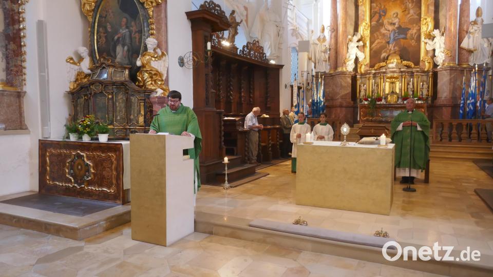 Pater Johannes Bosco bei der Begrüßung. Bild: Max Pravida/exb