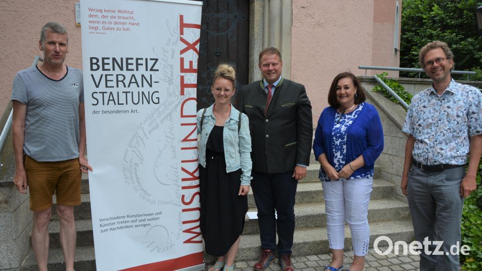 Zur Benefizveranstaltung „Musik und Text“ laden Wolfgang Göldner, Magdalena Bäumler, Bürgermeister Stefan Grillmeier, Tafel-Vorsitzende Nicole Fürst und Andreas Neumayr (von links) am Sonntag, 3. Juli, in die Christuskirche ein. Bild: jr