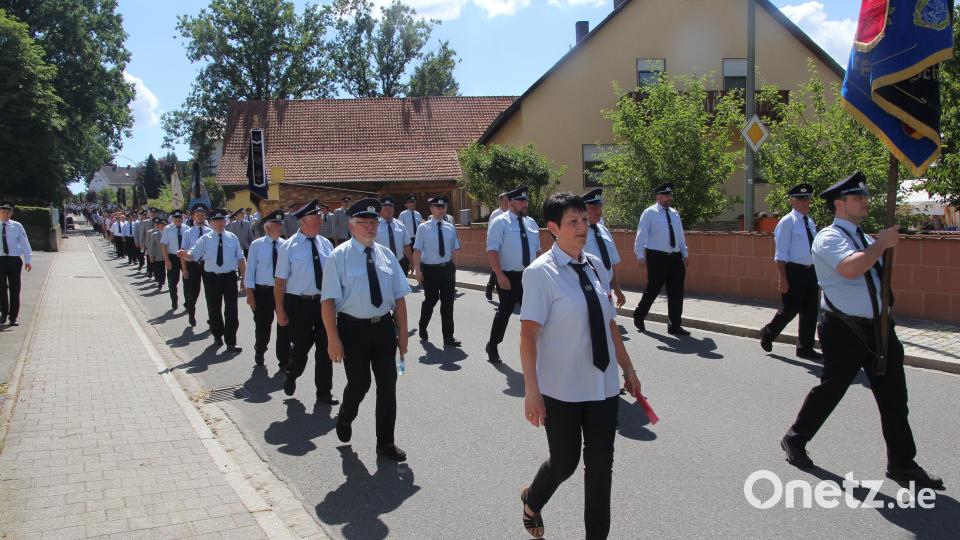 Die Soldaten- und Kriegerkameradschaft Schmidgaden feierte ihr 100-jähriges Bestehen, Dazu führte ein Festzug durch den Ort. Bild: ral