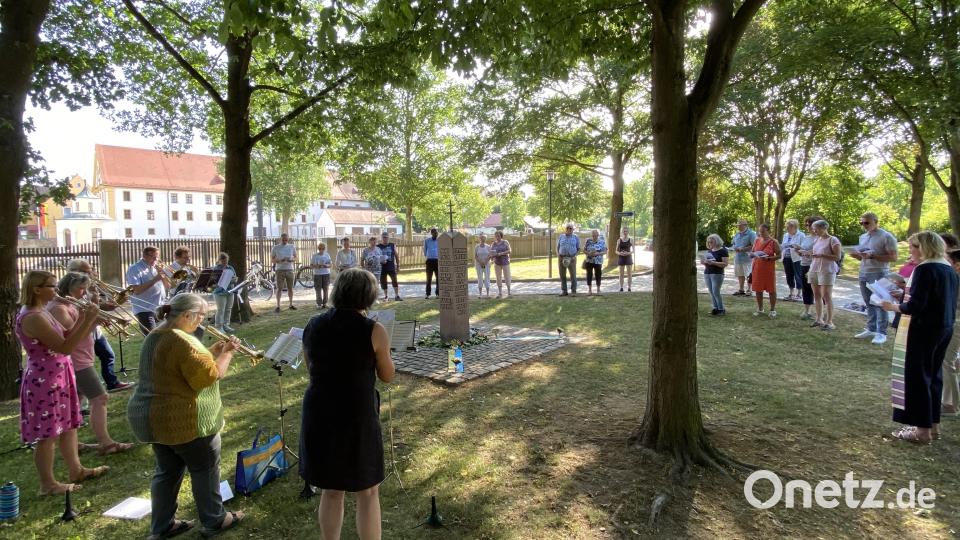 An der Friedenssäule im Stadtpark Schwanenwiese wird für Frieden gebetet. Bild: Markus Scharnagl/exb