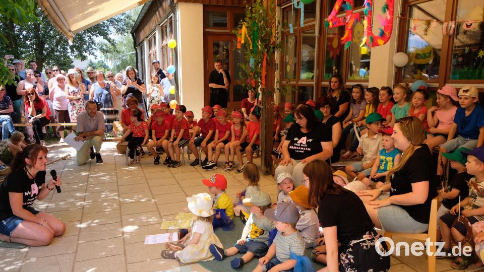Mit einer glänzenden Aufführung warteten die Kinder der Kita „St. Johannes Maria Vianney„ beim Pfarrfest und dem Jubiläum von Pfarrer Max Früchtl auf. Bild: le