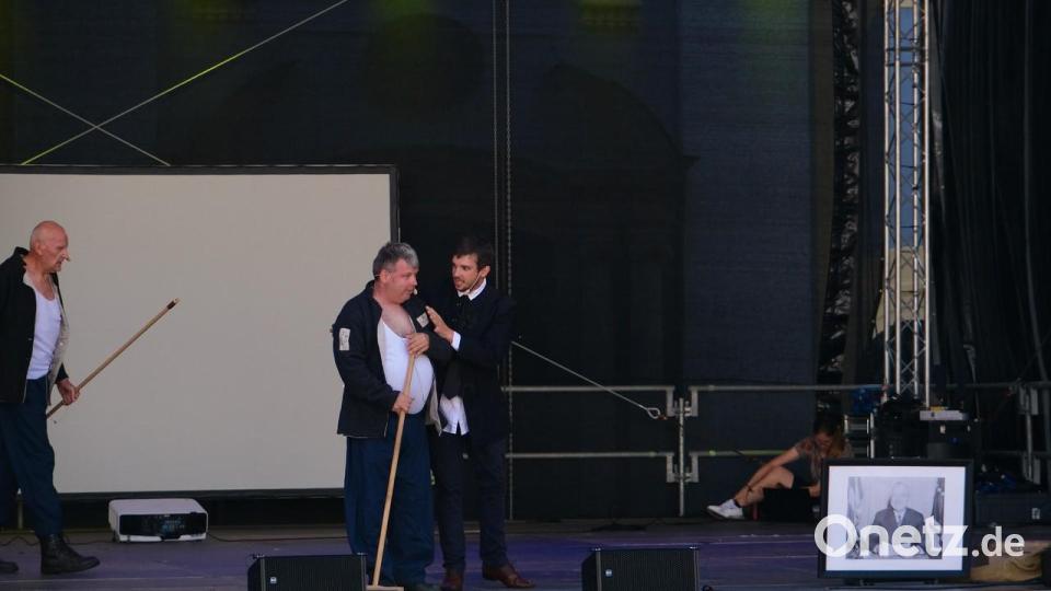 Das Stück "Fingierte Grenzen" zeigte ein Ensemble des Ovigo-Theaters am Montag in Waldsassen am Basilikaplatz. Bild: Jürgen Klein/exb