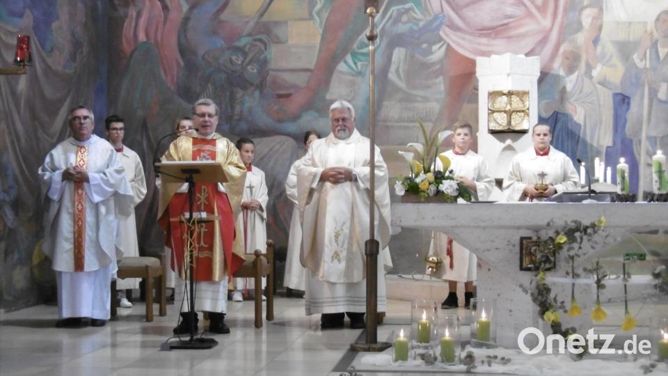 Von links nach rechts zu sehen: Pater Slawomir, Regionaldekan Manfred Strigl undPfarrer Arnold Pirner Bild: rgl