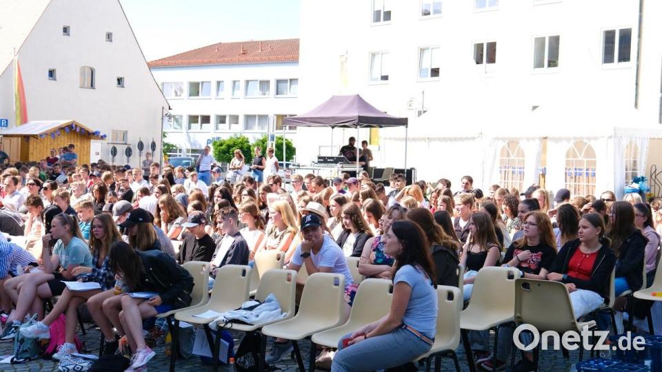 Knapp 400 Kinder und Jugendliche und ihre Lehrkräfte waren am Montagvormittag zum Theater am Basilikaplatz gekommen. Bild: Jürgen Klein/exb