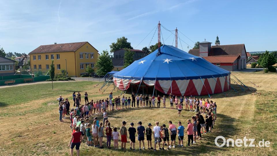 Einschwören auf eine Woche Zirkusschule hieß es für die Kids der Grundschule am Rauhen Kulm Bild: do