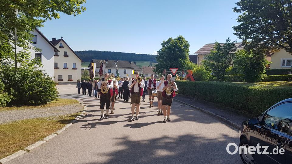Die Moosbacher Musikanten unter Leitung von Franz Sturm ziehen zur Kirche. Bild: gi