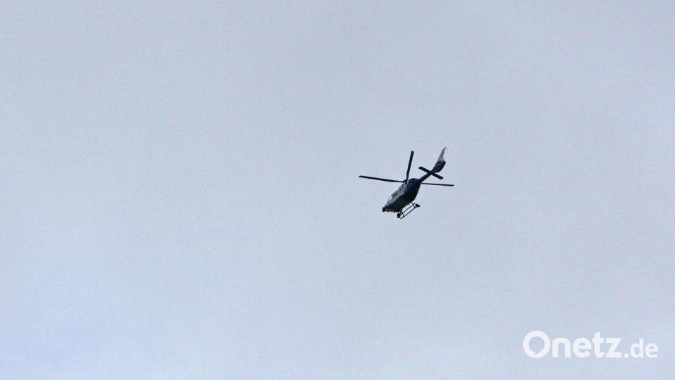 Ein Hubschrauber sucht die Region um Wernberg bis Luhe-Wildenau ab. In Wernberg haben wohl mehrere Täter in der Nacht auf Mittwoch einen Geldautomaten gesprengt. Die Täter sind flüchtig. Bild: za