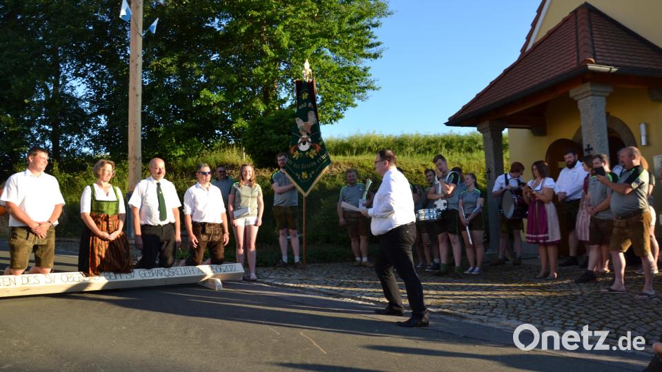 Zweiter Schützenmeister Bernhard Frischholz, Schützenmeisterin Renate Kellner, Ehrenschützenmeister Hans Kellner und Sportleiter Michael Beierl (von links) vom Schützenverein St. Thomas Oberlind erbitten um die Patenschaft beim Schützenverein Gebhardsreuth-Grub-Isgier. Bild: gi