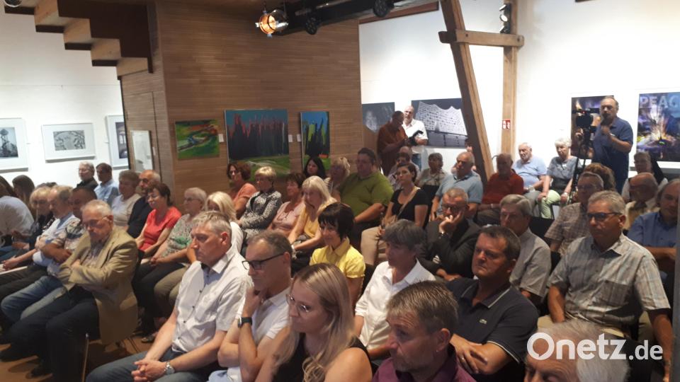 Beim Zeitzeugengespräch im Kunsthaus Waldsassen ließen sich viele Besucher in die Phase vor, während und nach der Grenzöffnung vor nunmehr 32 Jahren zurückversetzen. Bild: pz
