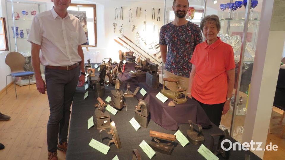 Bürgermeister Ernste Schicketanz, Heimatvereinsvorsitzender Thomas Hösl und Liselotte Gerling (von links), aus deren Sammlung viele der Exponate stammen, freuen sich bei der Ausstellungseröffnung über die gelungen Präsentation. Bild: adj