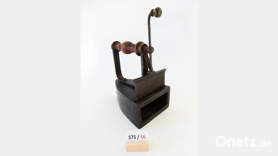 Viele Bügeleisen sind im Heimatmuseum in Altenstadt zu besichtigen Bild: adj