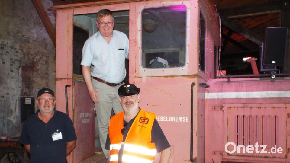 Oberbürgermeister Michael Cerny (Mitte) und der Vorsitzende Matthias Gruschwitz (rechts) bei der Stippvisite. Bild: e