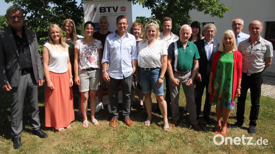Dieses Vorstandsteam wird den Turngau Oberpfalz Nord in den kommenden vier Jahren leiten. Vierter von links Gauvorsitzender Volker Richter. Links Tirschenreuths 3. Bürgermeister Norbert Schuller. Bild: kro