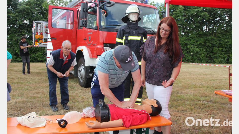 Auch das Reanimieren im Notfall durfte an einer Puppe geübt werden. Bild: frd