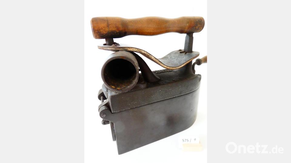 Viele Bügeleisen sind im Heimatmuseum in Altenstadt zu besichtigen Bild: adj
