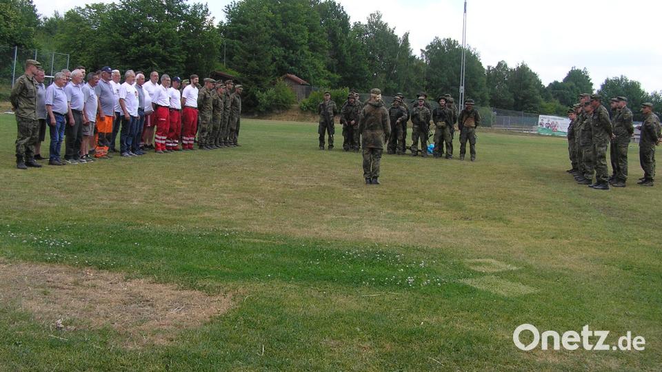 Hauptmann Laura Paust ließ die Teilnehmer nach der Durchschlageübung auf dem Sportplatz des SV Neusorg gemeinsam mit den Mitgliedern der SRK Riglasreuth und Neusorg sowie den Kräften der Wasserwacht antreten. Bild: öt