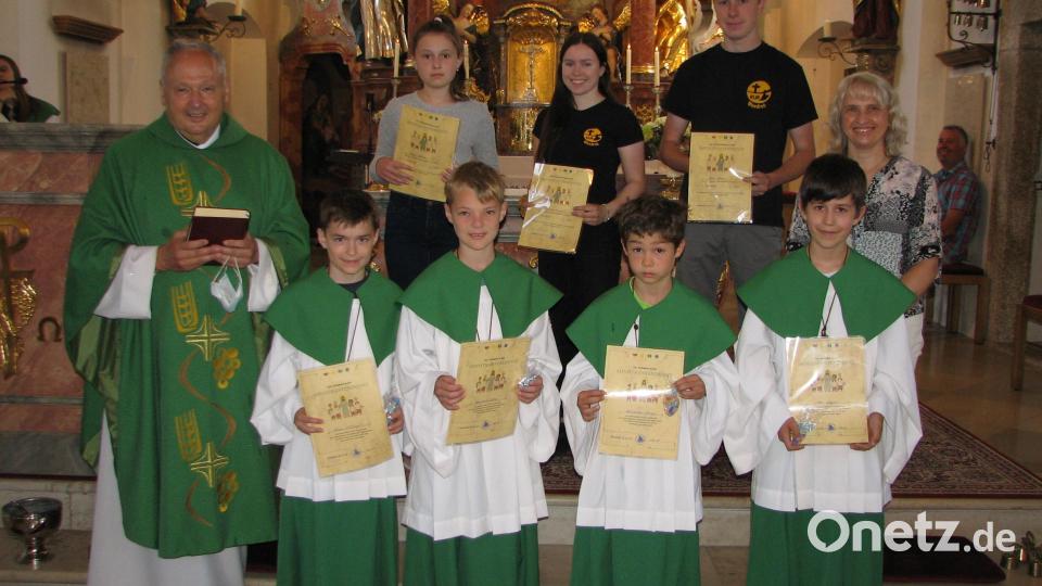 Die Pfarrei Wondreb verabschiedete die Ministranten Lena Köstler, Romina Kraus und Luis Geyer (hinten, von links). Neu aufgenommen wurden Simon Döllinger, Leonhard Siller, Maximilian Kraus und Peter Meyer (vorne, von links). Bild: Pfarrei Wondreb/exb