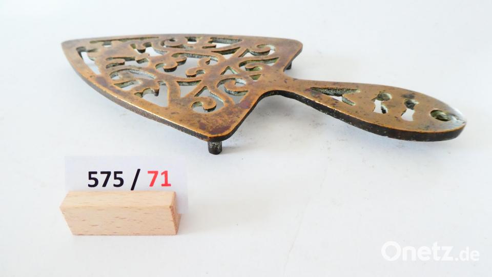 Viele Bügeleisen sind im Heimatmuseum in Altenstadt zu besichtigen Bild: adj