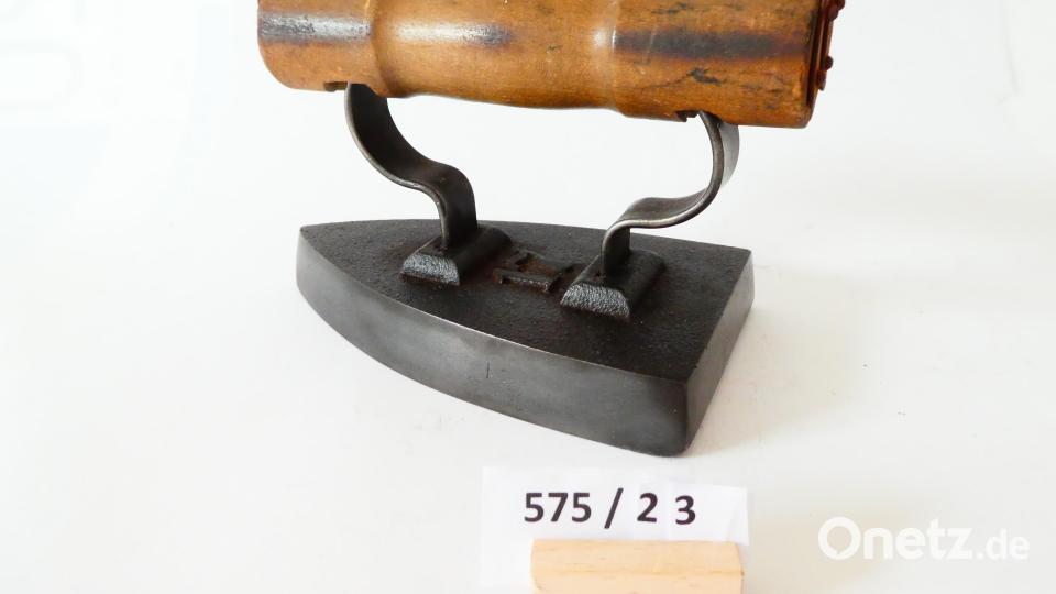 Viele Bügeleisen sind im Heimatmuseum in Altenstadt zu besichtigen Bild: adj