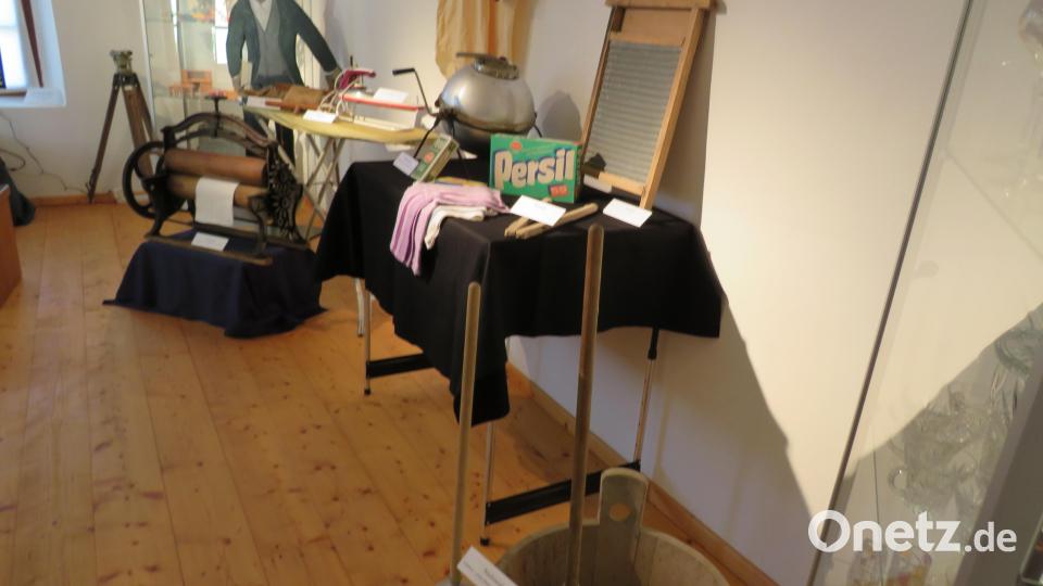 Bügelzimmer- und Geräte werden im hinteren Teil der Ausstellung präsentiert. Bild: adj