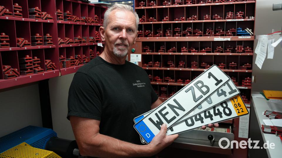 Dieter Held in seiner Kennzeichen-Werkstatt am ZOB in Weiden. Bild: Sebastian Böhm