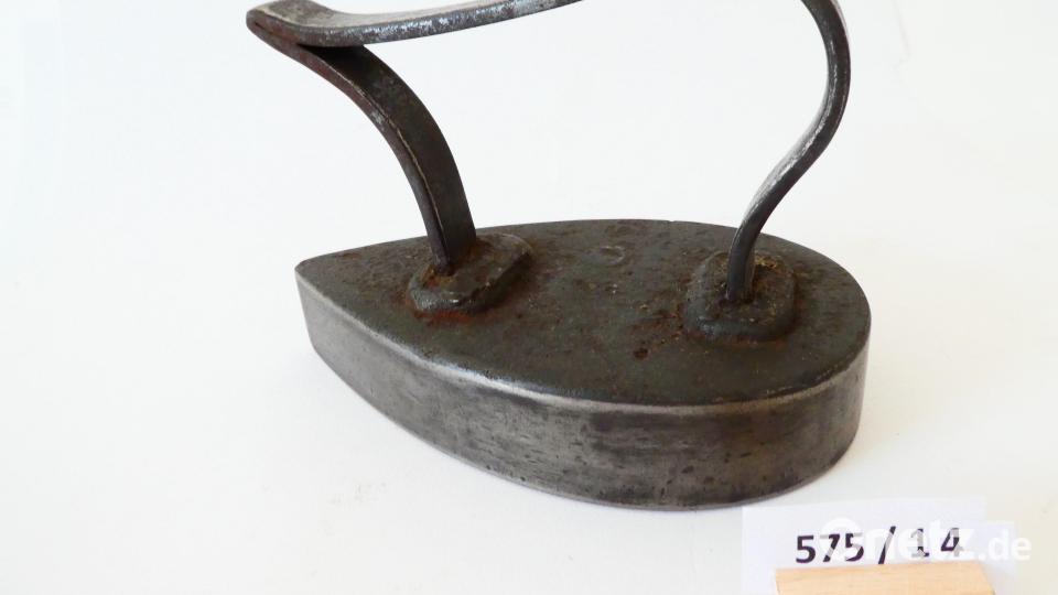 Viele Bügeleisen sind im Heimatmuseum in Altenstadt zu besichtigen Bild: adj
