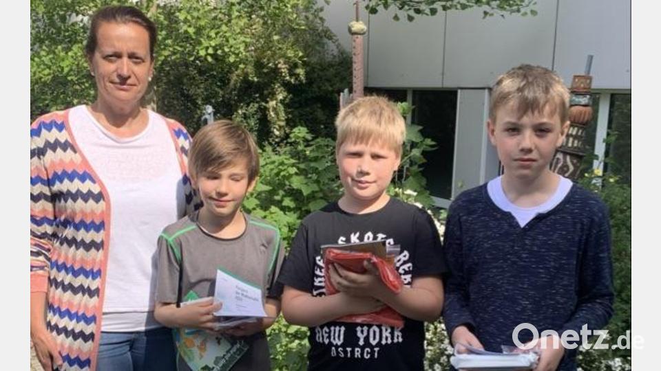 Konrektorin Gabriele Stock gratulierte den drei besten Teilnehmern des Känguru-Wettbewerbs 2022 an der Grundschule Mitterteich. Bild: Gabriele Stock/exb