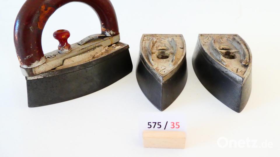Viele Bügeleisen sind im Heimatmuseum in Altenstadt zu besichtigen Bild: adj