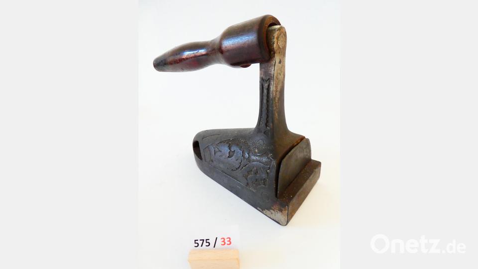 Viele Bügeleisen sind im Heimatmuseum in Altenstadt zu besichtigen Bild: adj