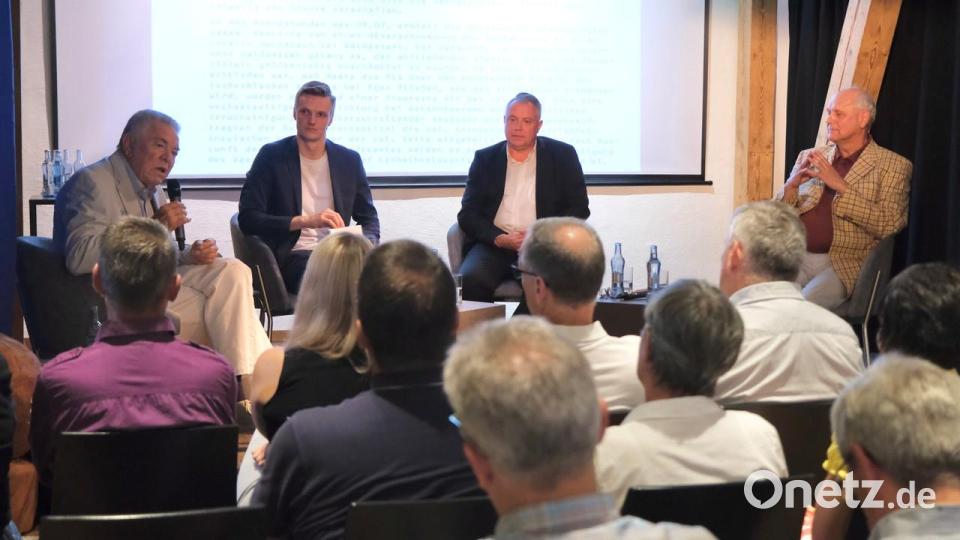 Horst Eisel, OTV-Moderator Tim Wehinger, Michal Pospíšil und Karl-Hans Hofmann (von links) beim Zeitzeugengespräch im Kunsthaus Waldsassen. Bild: Jürgen Klein/exb