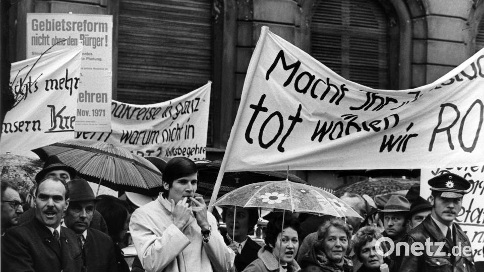 Etwa 400 Gegner der geplanten Gebietsreform in Bayern protestierten am 9. November 1971 vor der bayerischen Staatskanzlei in München gegen die Umstrukturierung ihrer Landkreise. Archivbild: Lothar Parschauer/dpa