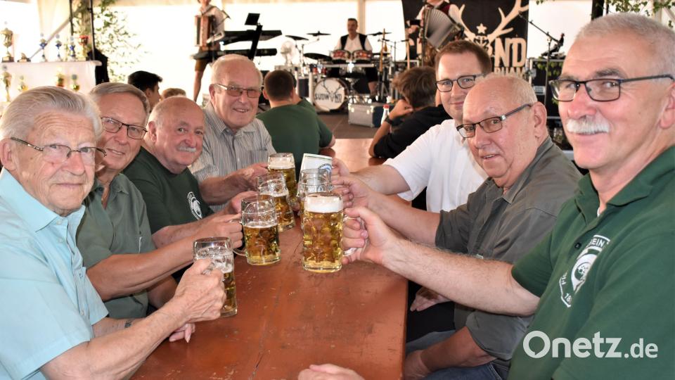 Ein Prosit auf das 140-jährige Jubiläum (von links die Ehrenmitglieder Peter Thometzky, Johann Biersack, Kurt Loh und Ehrenvorsitzender Herbert Benkhardt sowie von rechts: Vorsitzender Wolfgang Specht, Fischerkönig Josef Biersack und Schirmherr Pfarrer Daniel Fenk. Bild: rgr